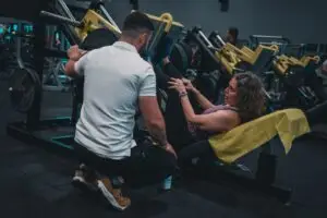 personal trainer coaching client